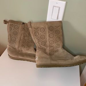 •SAND UGGS/LEATHER LINED UNIQUE PATTERN• Size 9, zipper on side, used condition